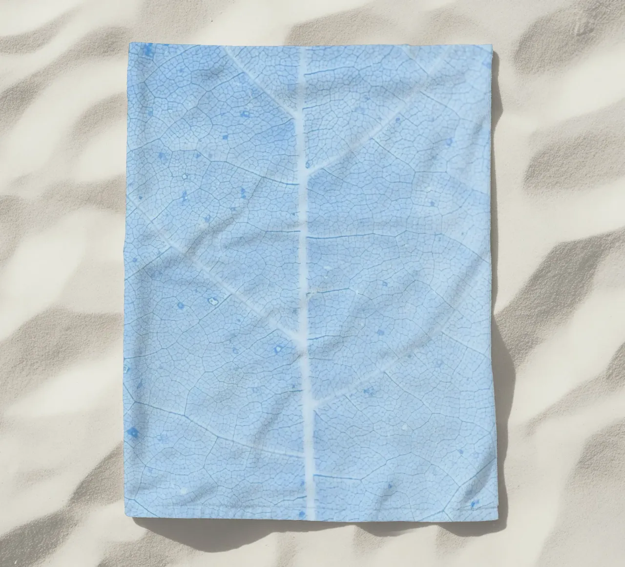 Aqua Bladnerven Macro - Serene Natuur Abstract Print strandhanddoek van NorwesClub