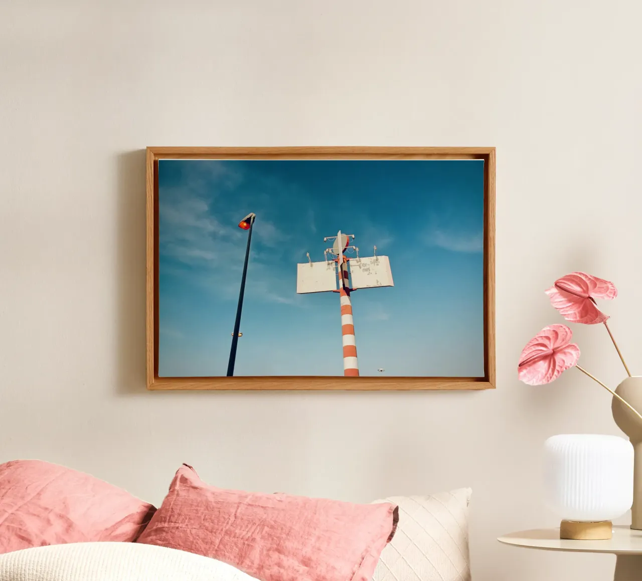 Lichter unter dem blauen Himmel Leinwand mit Schattenfugenrahmen von KISSA STUDIO