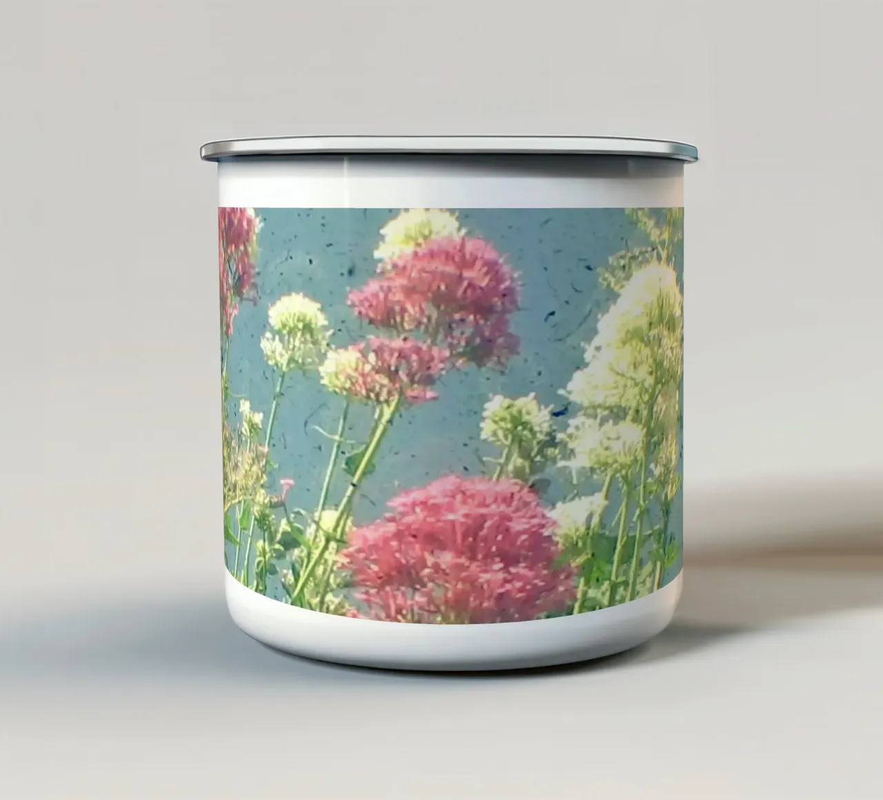 Lamponi e panna tazza in smalto da Cassia Beck Photography