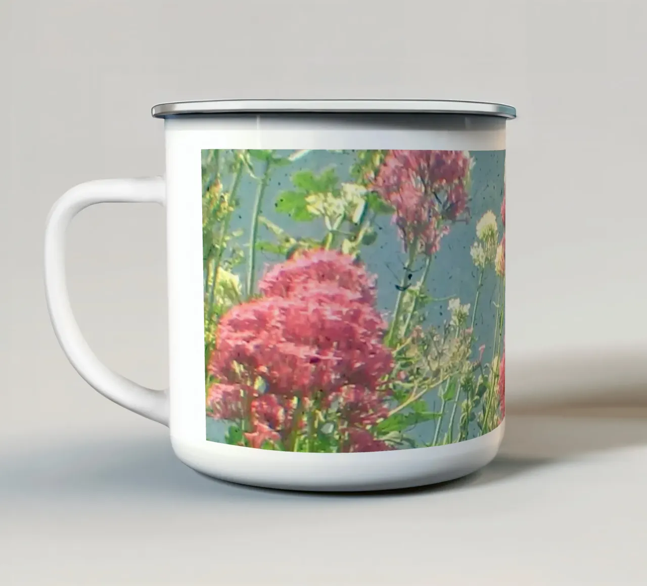 Lamponi e panna tazza in smalto da Cassia Beck Photography