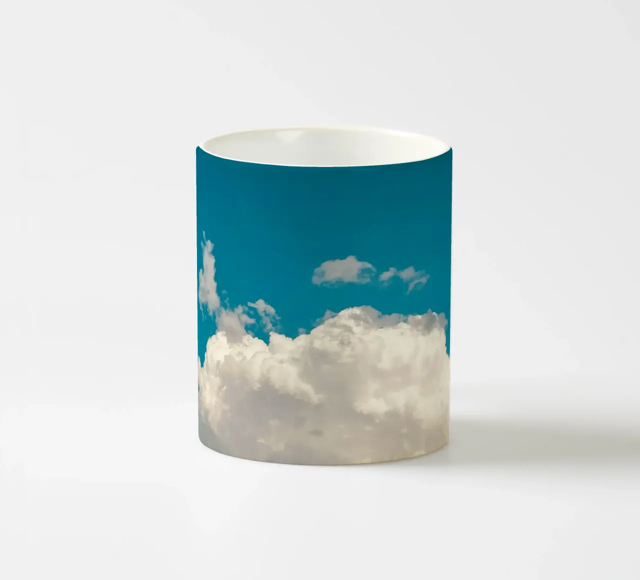 Blühende Wolken Sommer Blauer Himmel Keramik Tasse von KISSA STUDIO