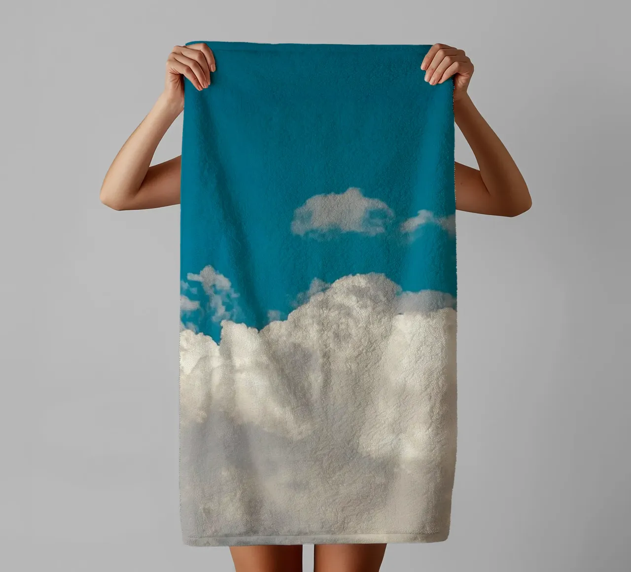 Blühende Wolken Sommer Blauer Himmel Handtuch von KISSA STUDIO