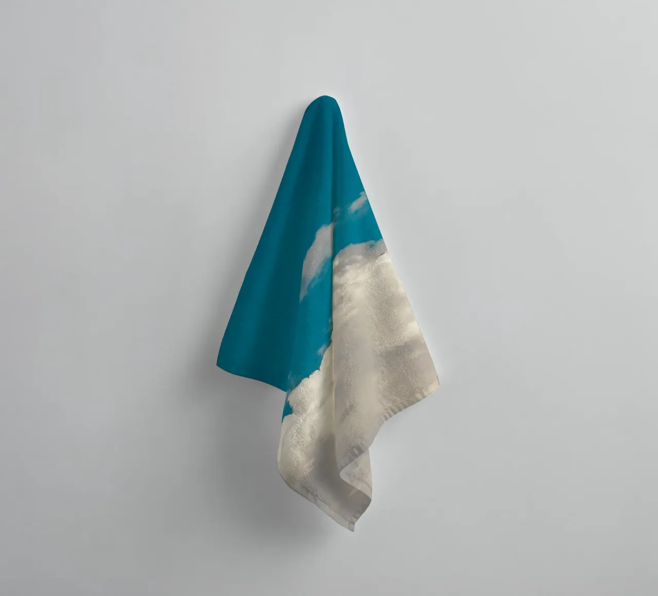 Blühende Wolken Sommer Blauer Himmel Handtuch von KISSA STUDIO