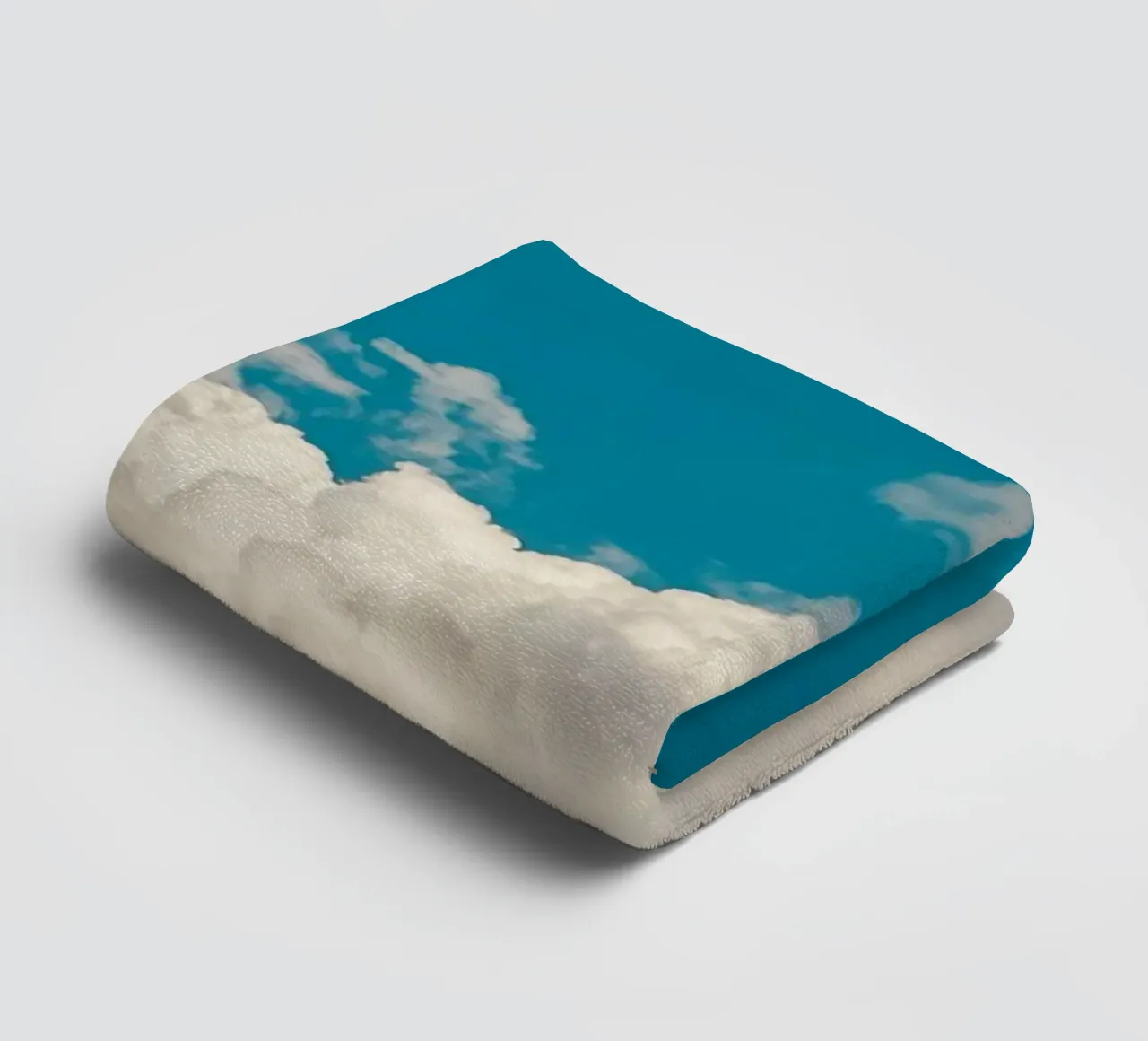 Blühende Wolken Sommer Blauer Himmel Handtuch von KISSA STUDIO