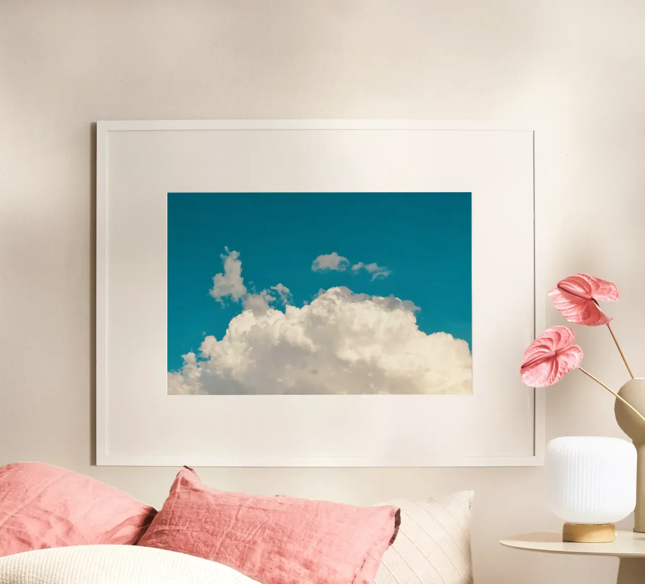 Nuvole in fiore Cielo blu estivo poster con telaio in legno da KISSA STUDIO