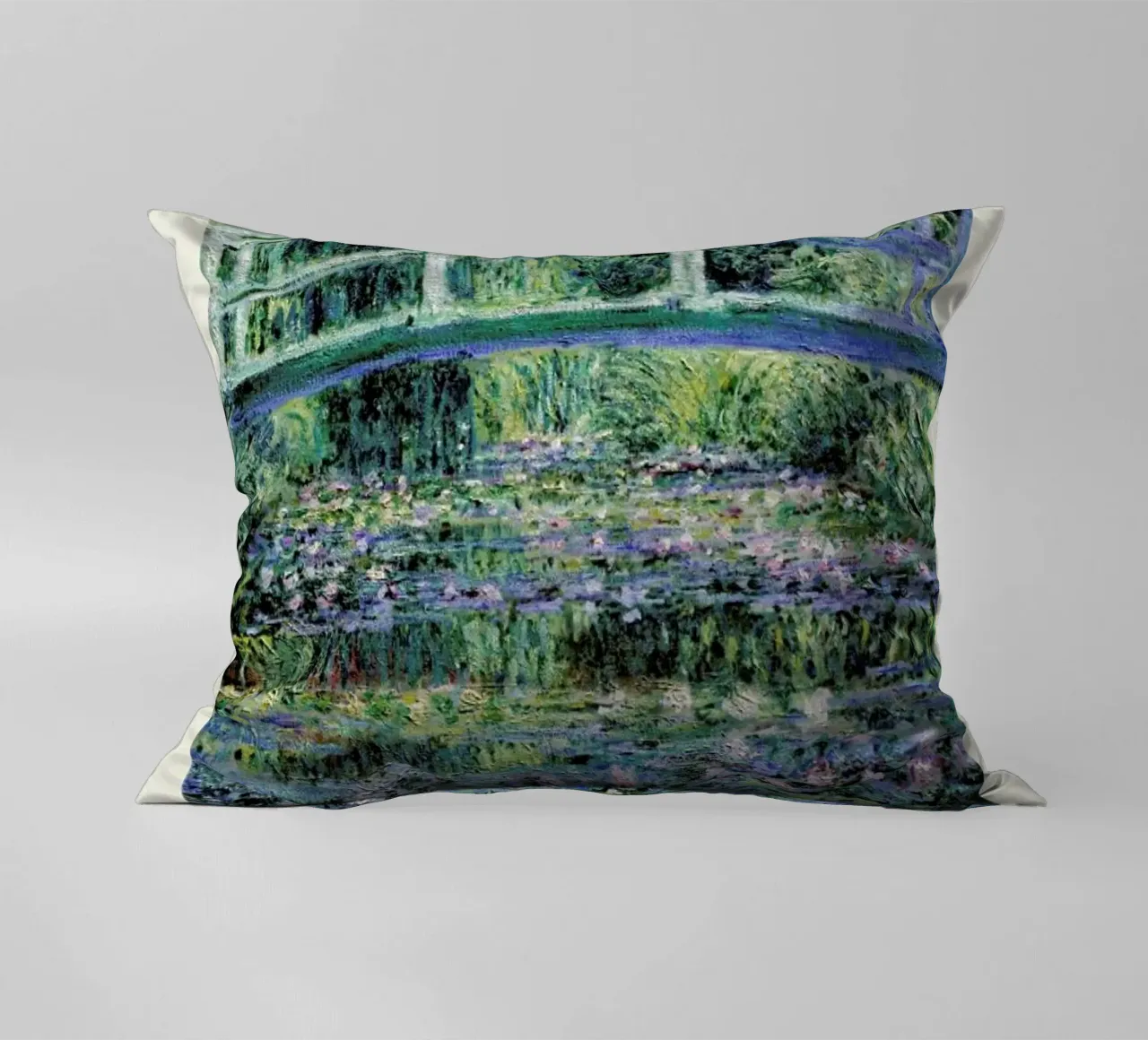 Monet – Signed Japanese Bridge cojín de Vintage by JUNIQE