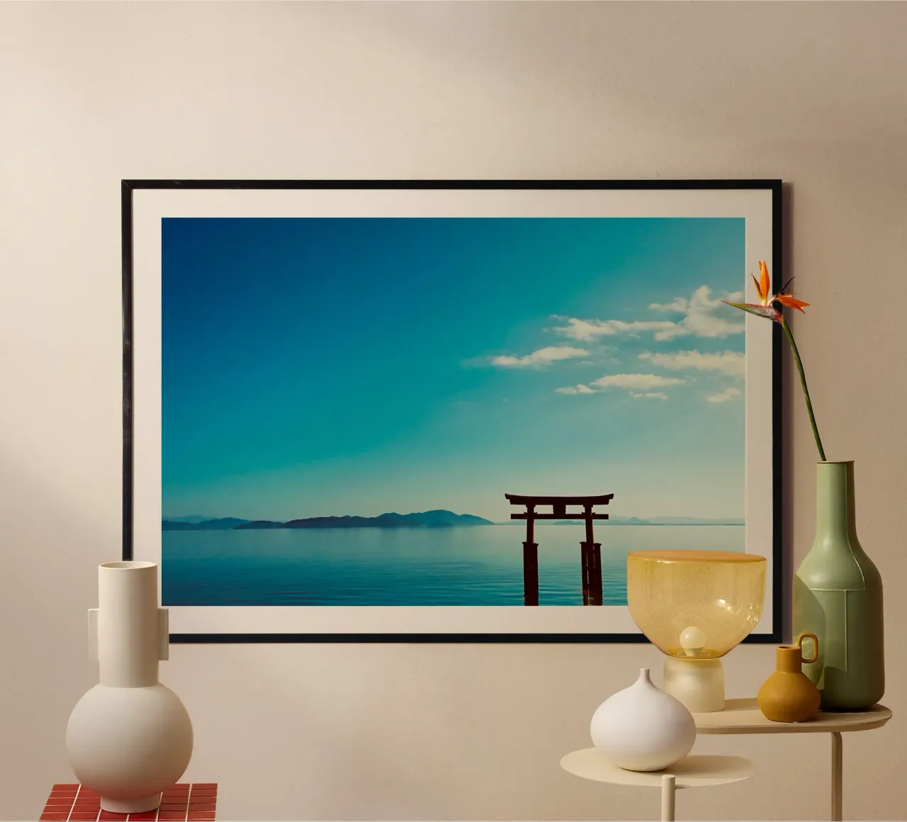 Santuario sull'oceano poster con telaio in alluminio da KISSA STUDIO