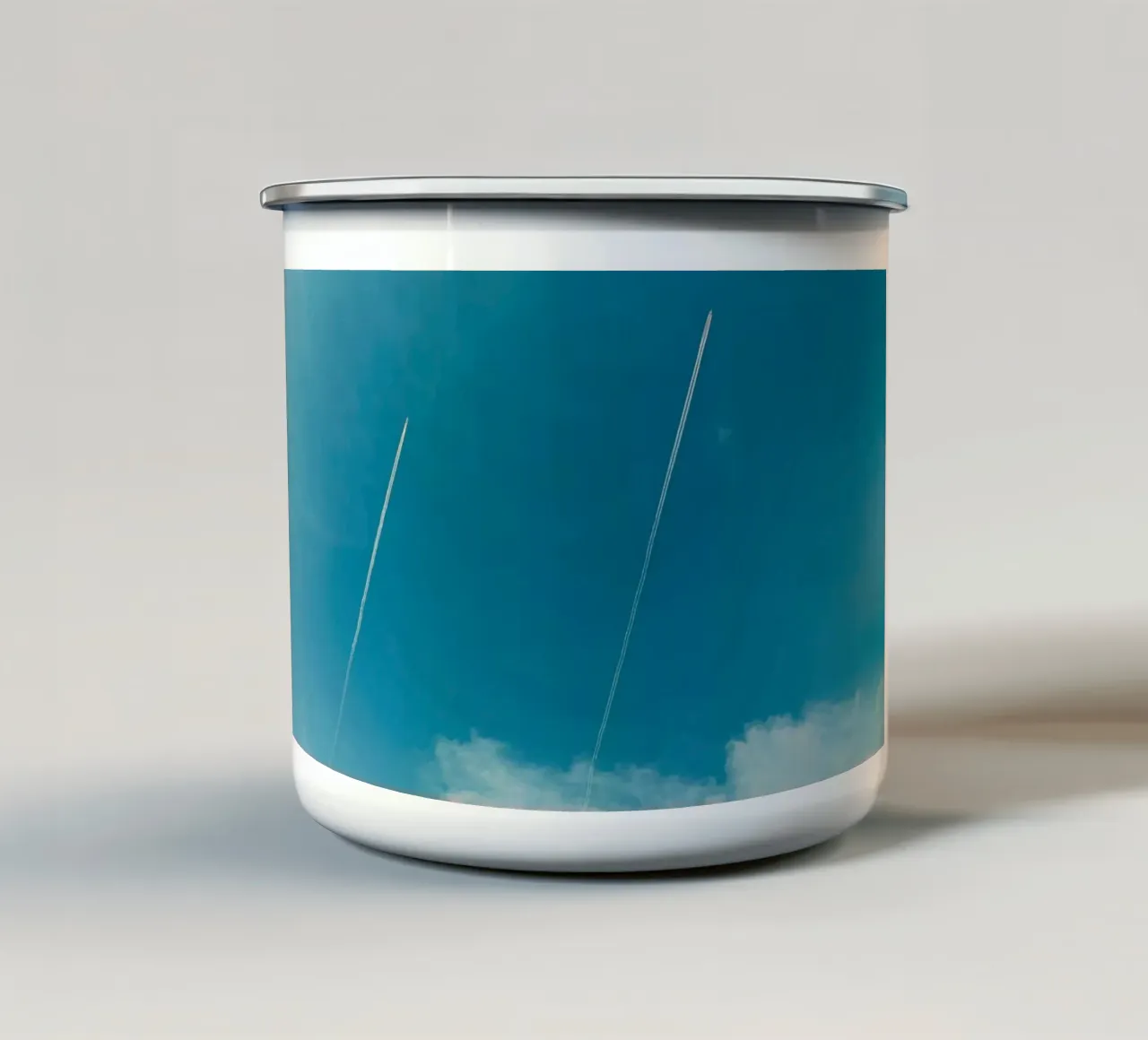 Scie gemelle nel cielo blu tazza in smalto da KISSA STUDIO