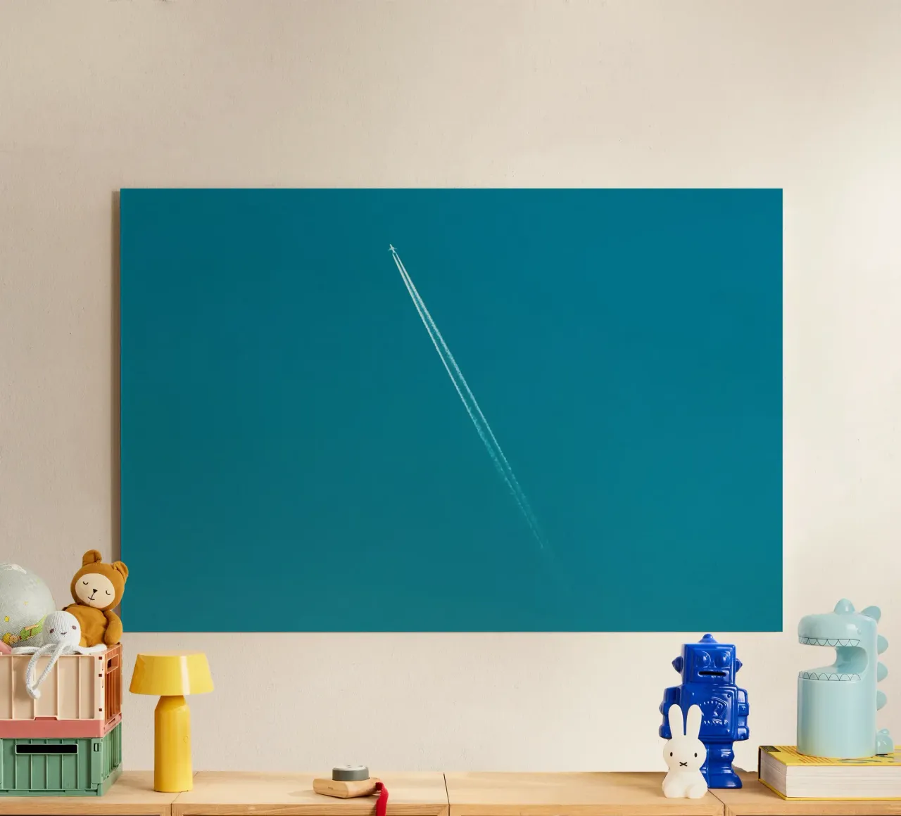 Contrail nel cielo blu d'estate plexiglass da KISSA STUDIO