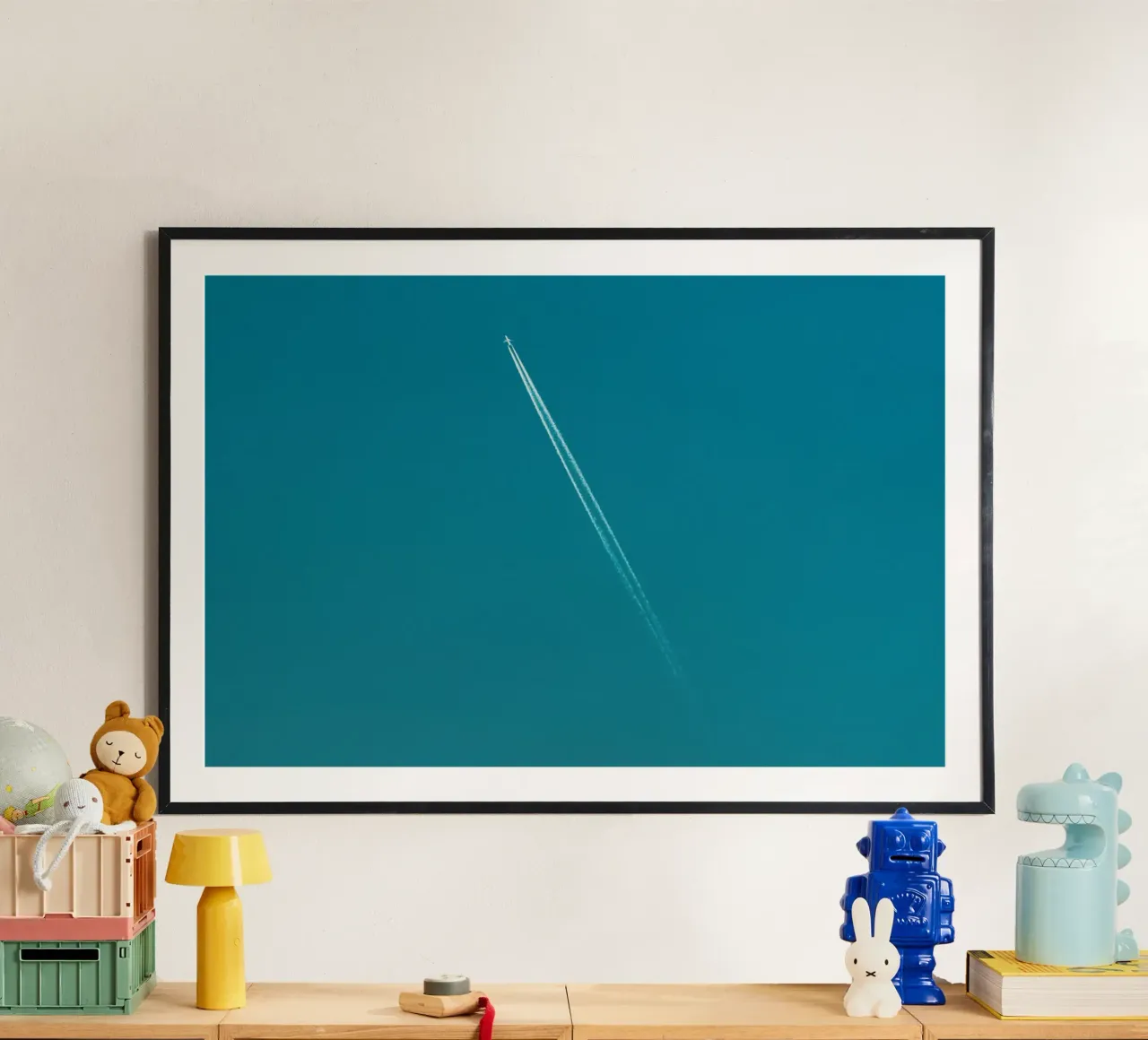 Traînée de poudre dans le ciel bleu de l'été poster avec cadre en aluminium de KISSA STUDIO