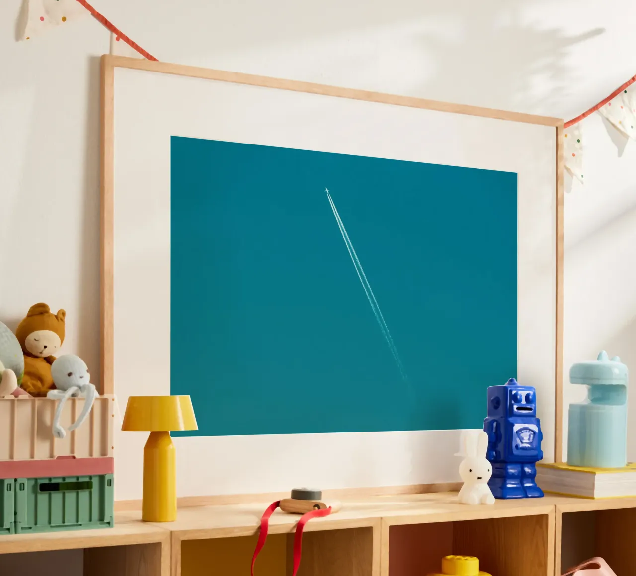 Traînée de poudre dans le ciel bleu de l'été poster avec cadre en aluminium de KISSA STUDIO
