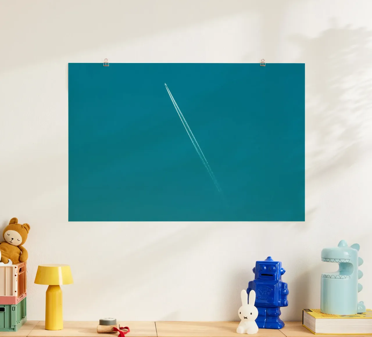 Traînée de poudre dans le ciel bleu de l'été poster avec cadre en aluminium de KISSA STUDIO