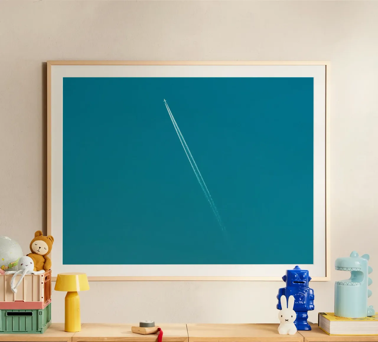 Traînée de poudre dans le ciel bleu de l'été poster avec cadre en aluminium de KISSA STUDIO