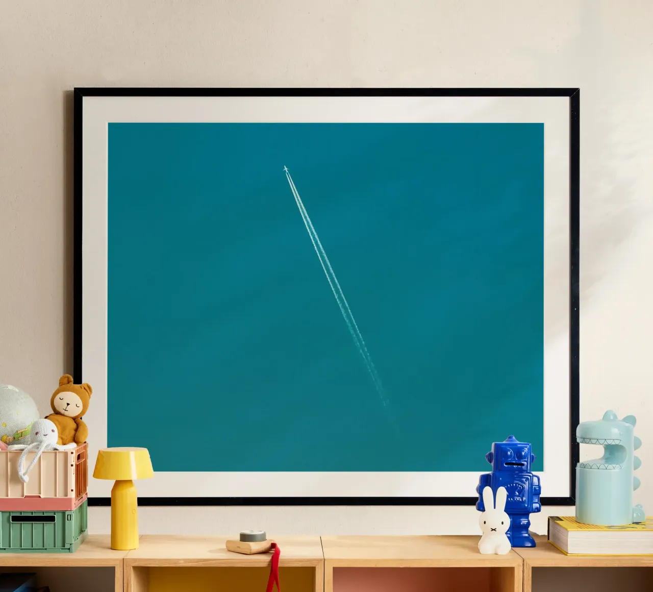 Traînée de poudre dans le ciel bleu de l'été poster avec cadre en aluminium de KISSA STUDIO