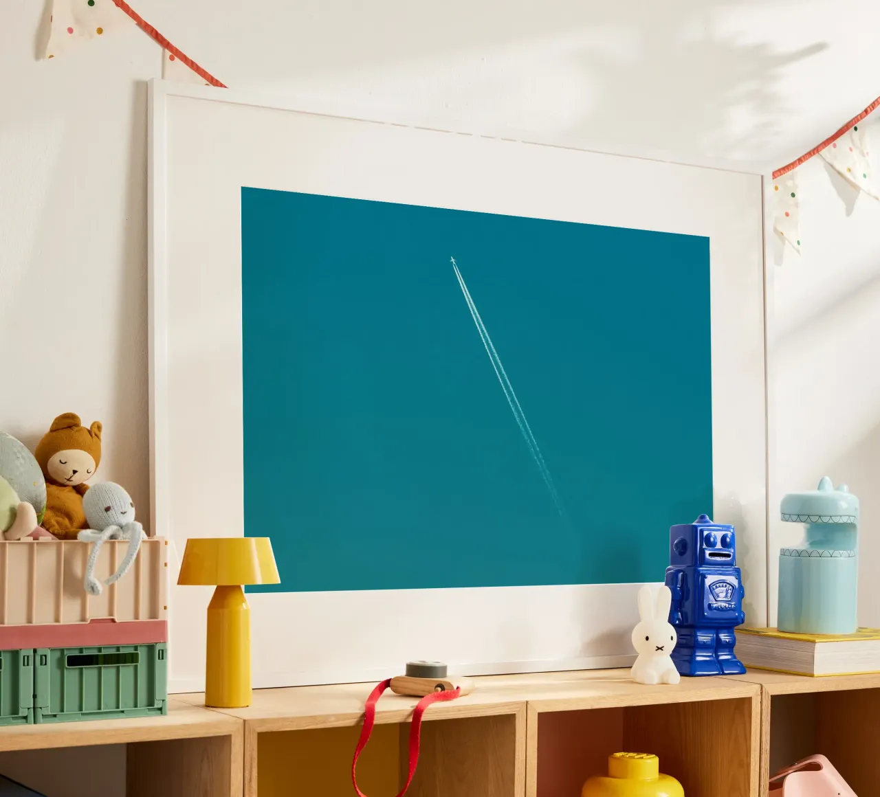 Traînée de poudre dans le ciel bleu de l'été poster avec cadre en aluminium de KISSA STUDIO