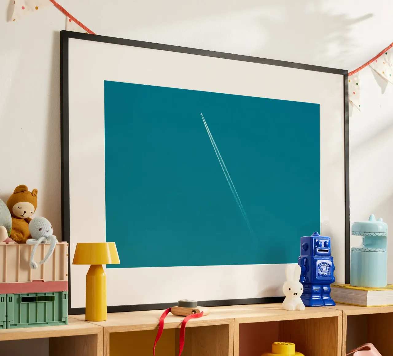 Traînée de poudre dans le ciel bleu de l'été poster avec cadre en aluminium de KISSA STUDIO