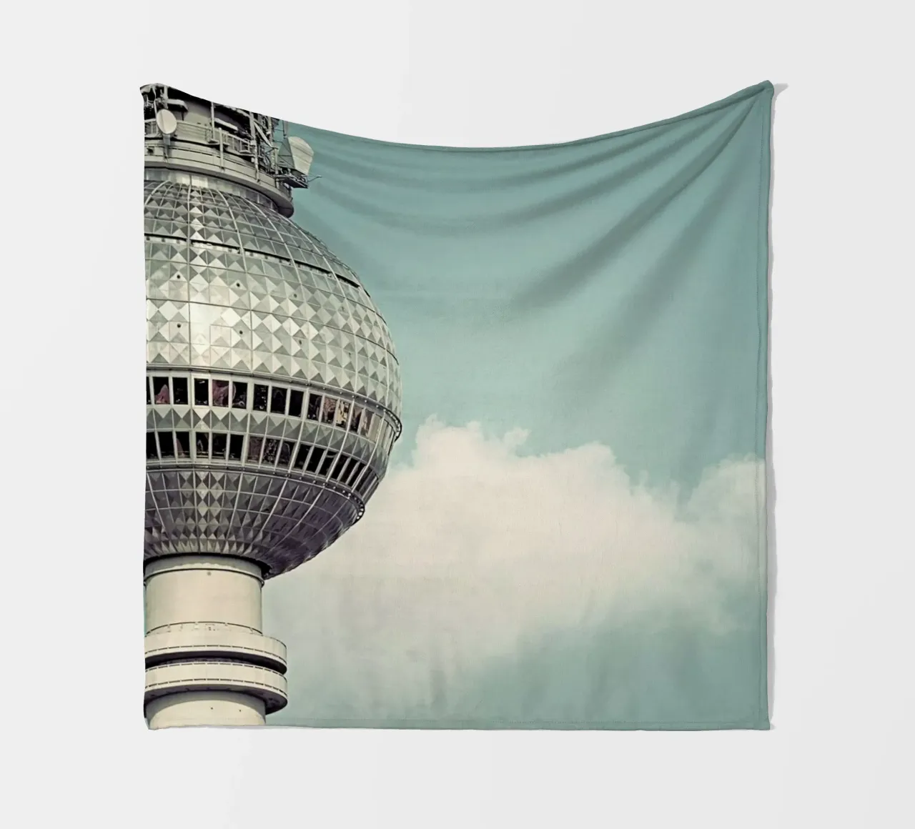 Fernsehturm coperta in pile da Michael Belhadi