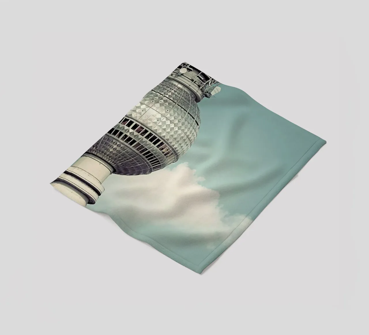 Fernsehturm coperta in pile da Michael Belhadi