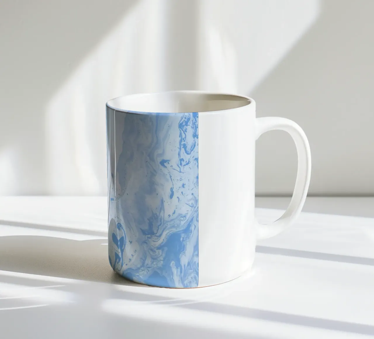 Azure Dream Waves - Abstracte Vloeiend Blauwe Kunstdruk keramische mok van NorwesClub