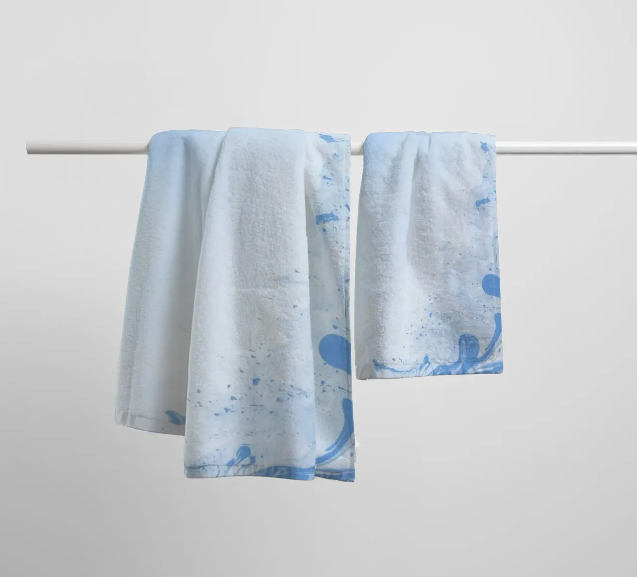 Azure Dream Waves - Abstraktes Fluid Blau Kunstdruck Handtuch von NorwesClub