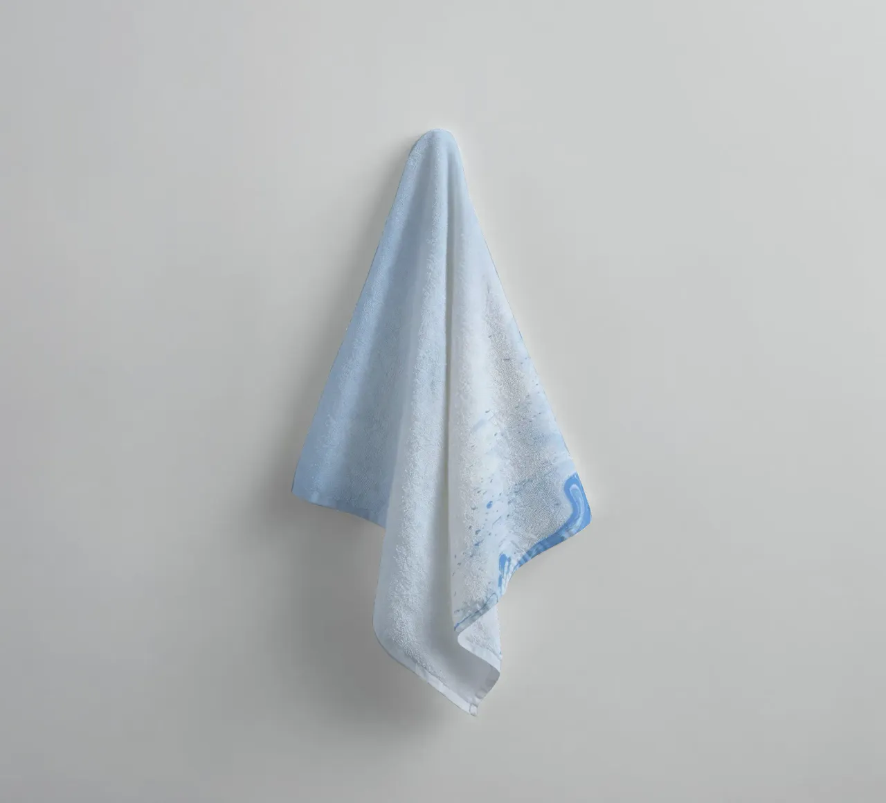 Azure Dream Waves - Abstraktes Fluid Blau Kunstdruck Handtuch von NorwesClub