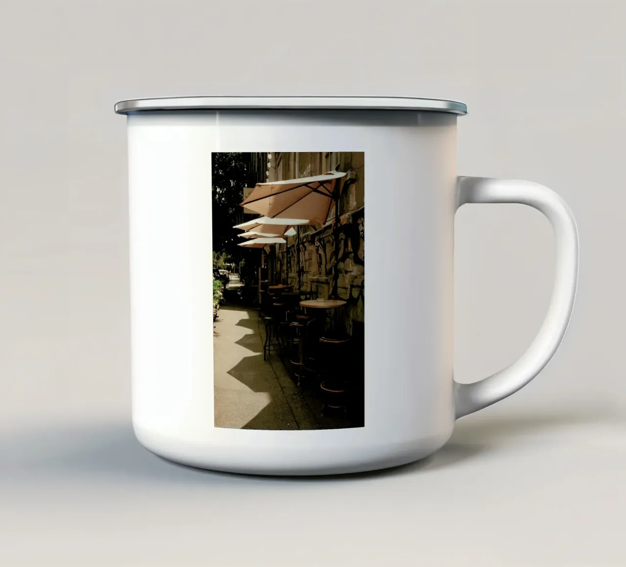 Analog Series Street Cafe taza de esmalte de Sebastian Hilgetag