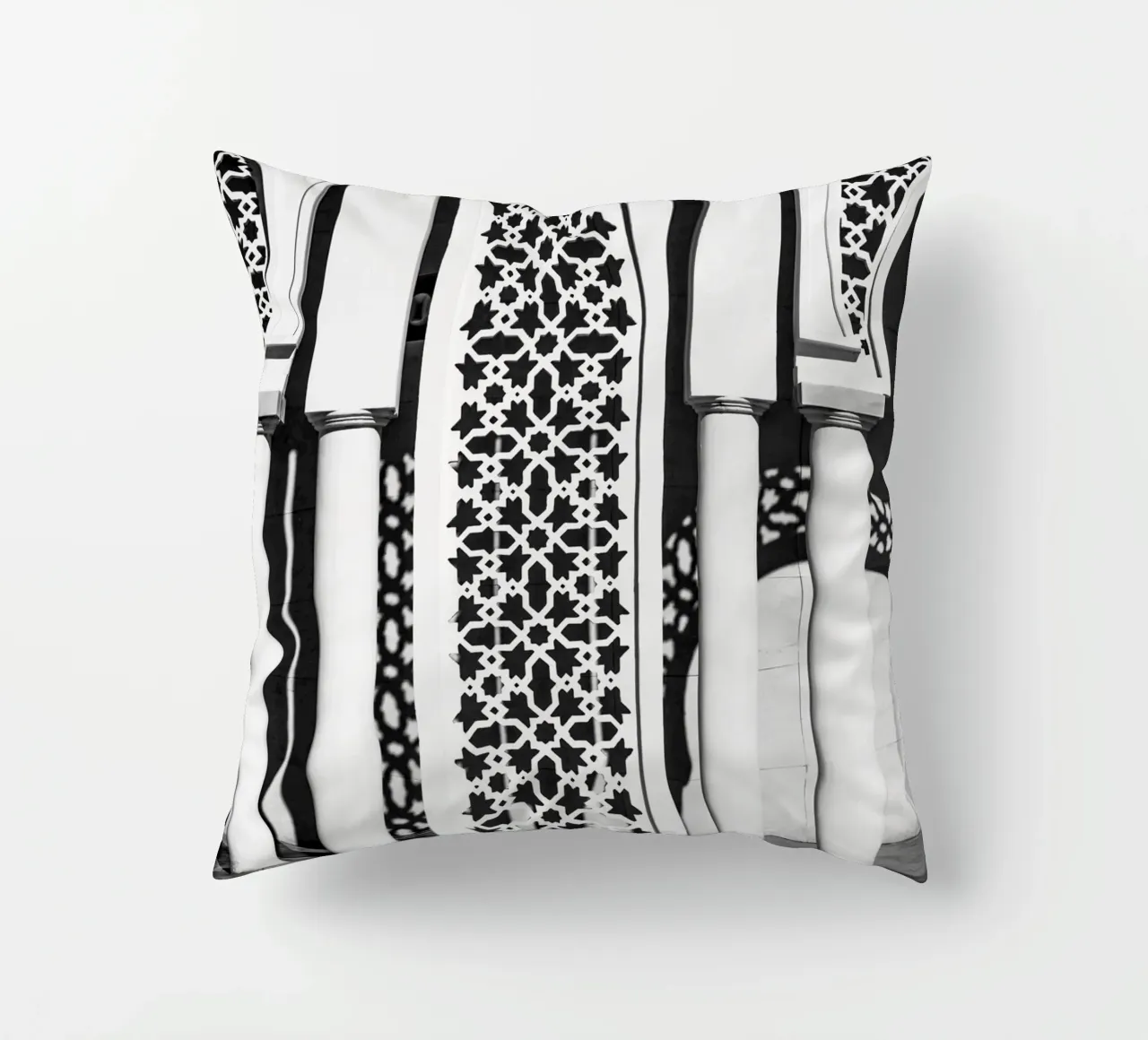 Moroccan architecture in black and white cuscino da photolovers