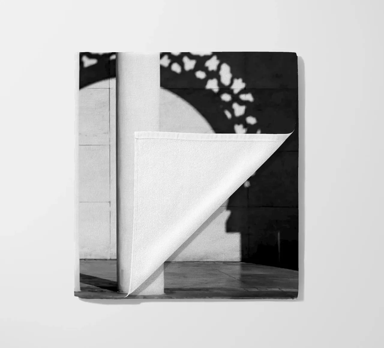 Moroccan architecture in black and white telo mare da photolovers