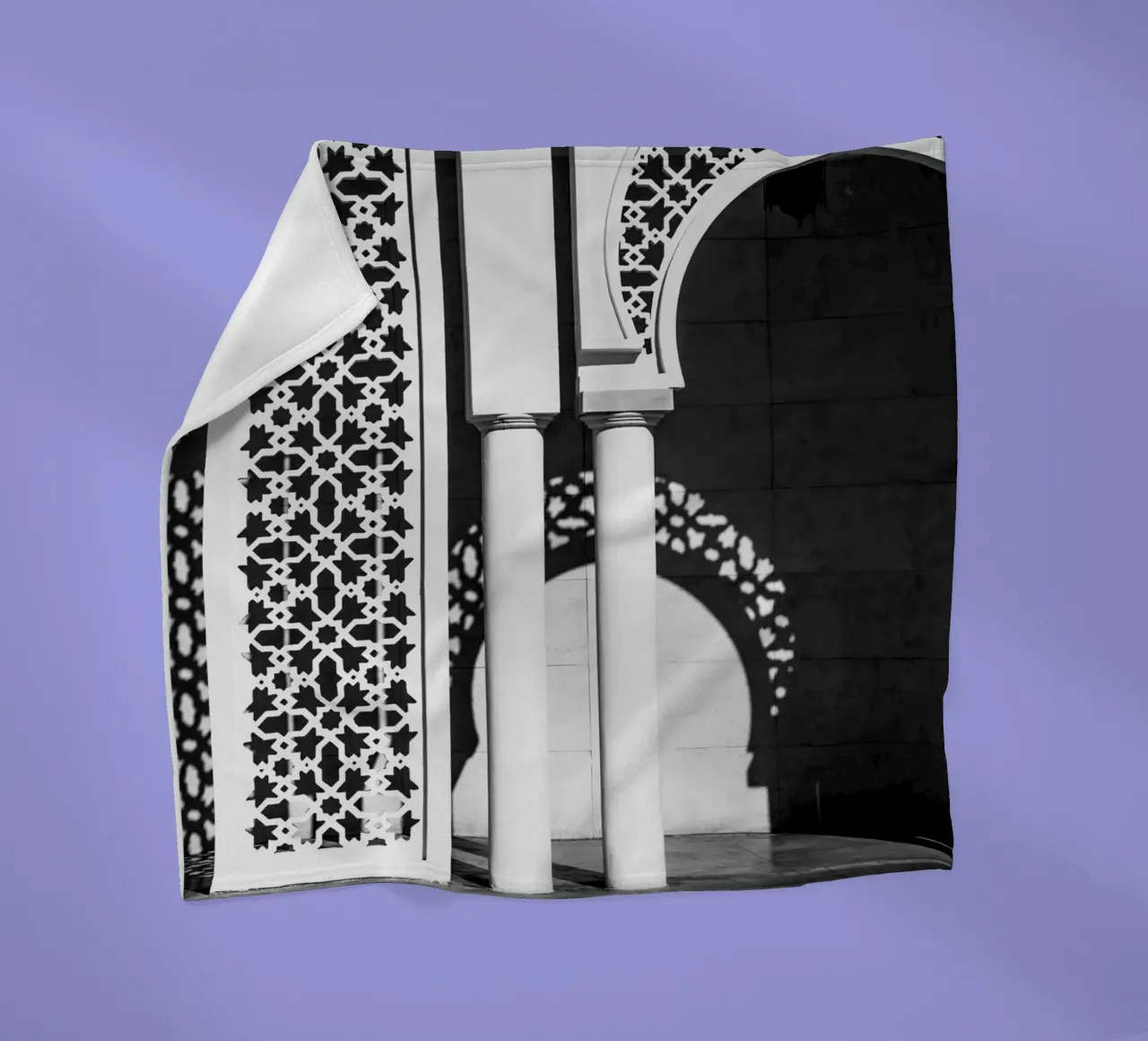 Moroccan architecture in black and white coperta in pile da photolovers
