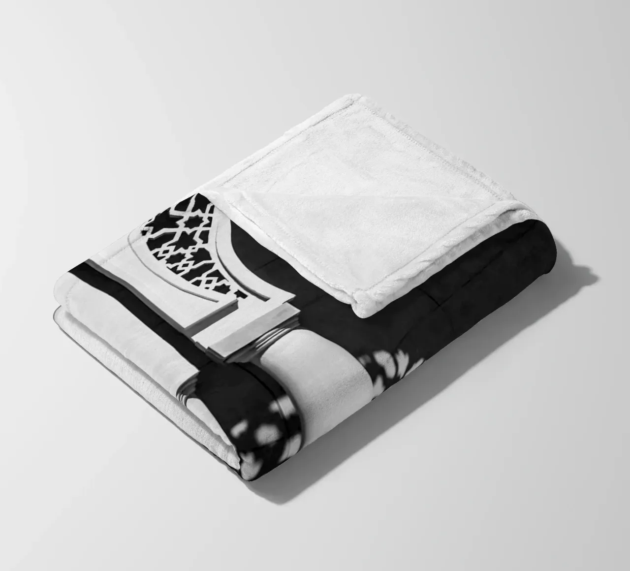 Moroccan architecture in black and white coperta in pile da photolovers