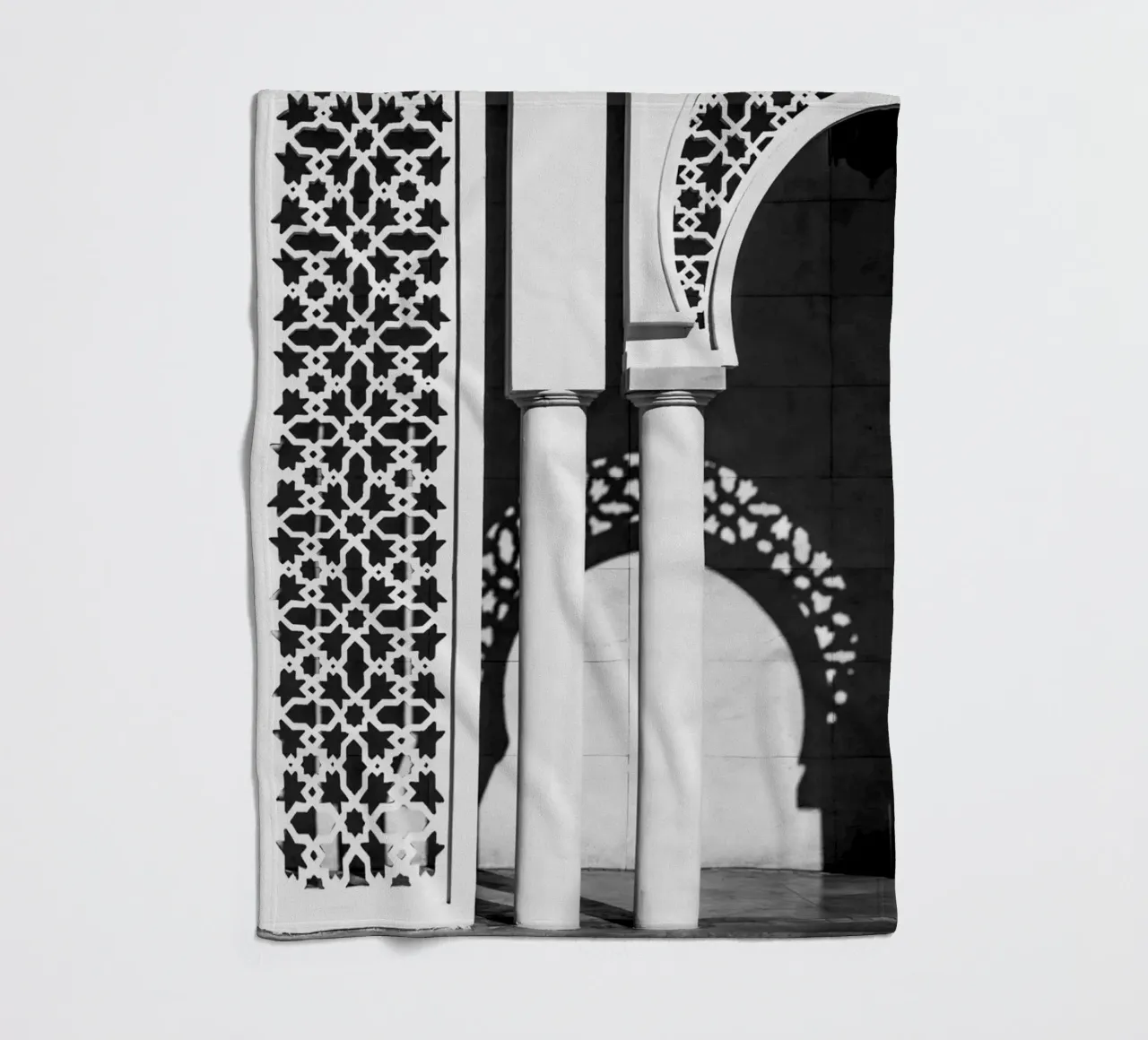 Moroccan architecture in black and white coperta in pile da photolovers