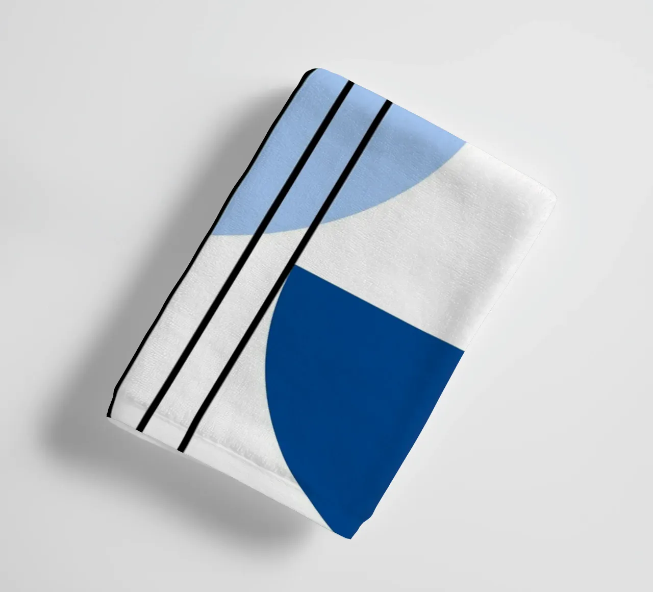 Geometria in blu - composizione verticale in stile Bauhaus asciugamano da bagno da Casa Calm