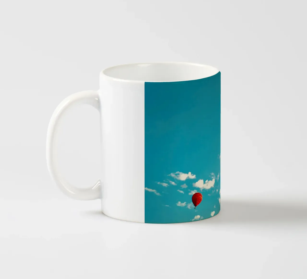 Ballons dans le ciel bleu mug en céramique de KISSA STUDIO