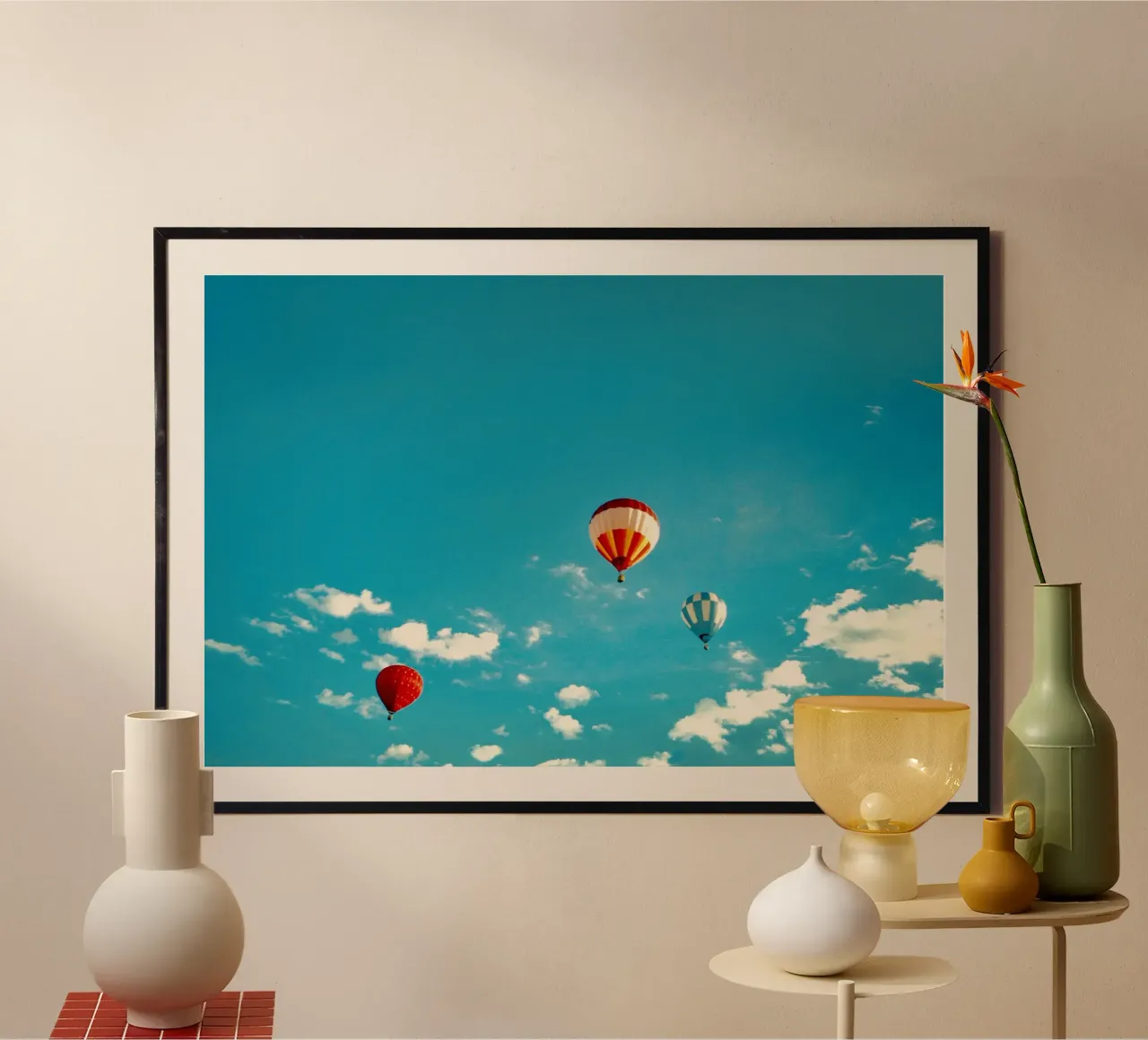 Mongolfiere nel cielo blu poster con telaio in alluminio da KISSA STUDIO