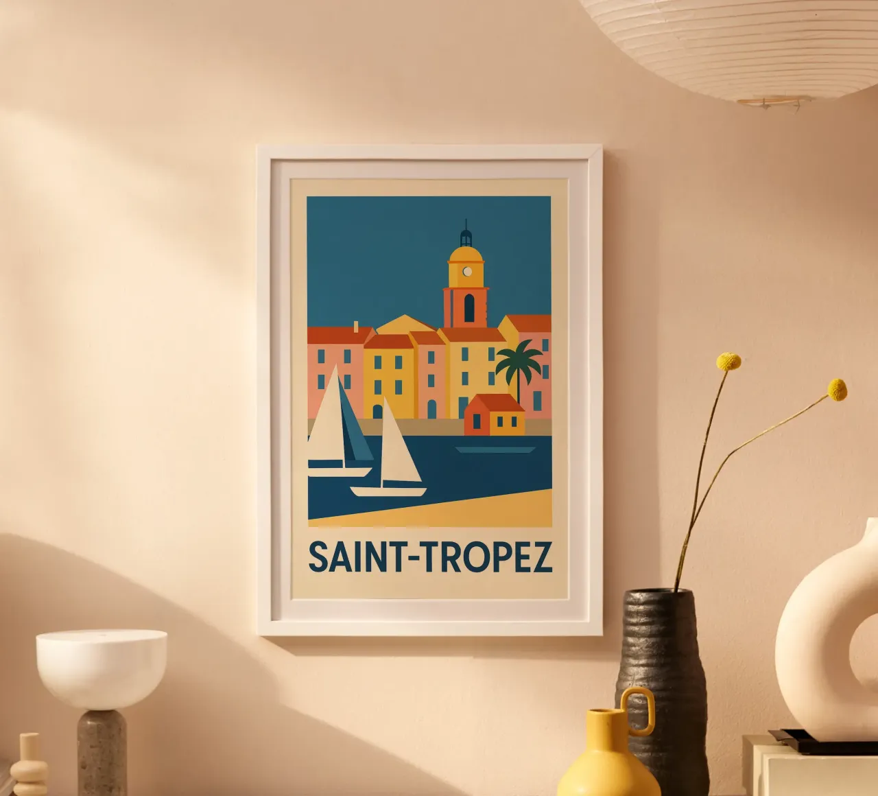 Saint-Tropez cromatica - l'icona della Costa Azzurra poster con telaio in legno da JETLAG | affiches voyage