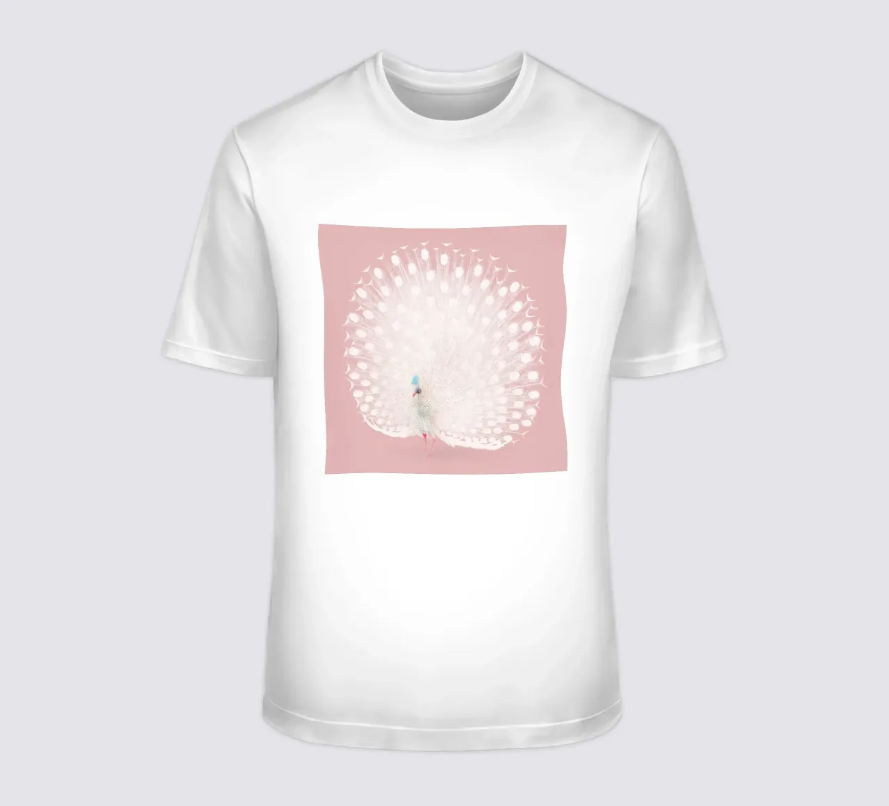 Weißer Pfau Display - Ätherische Pastellrosa Kunstdruck T-Shirt von NorwesClub