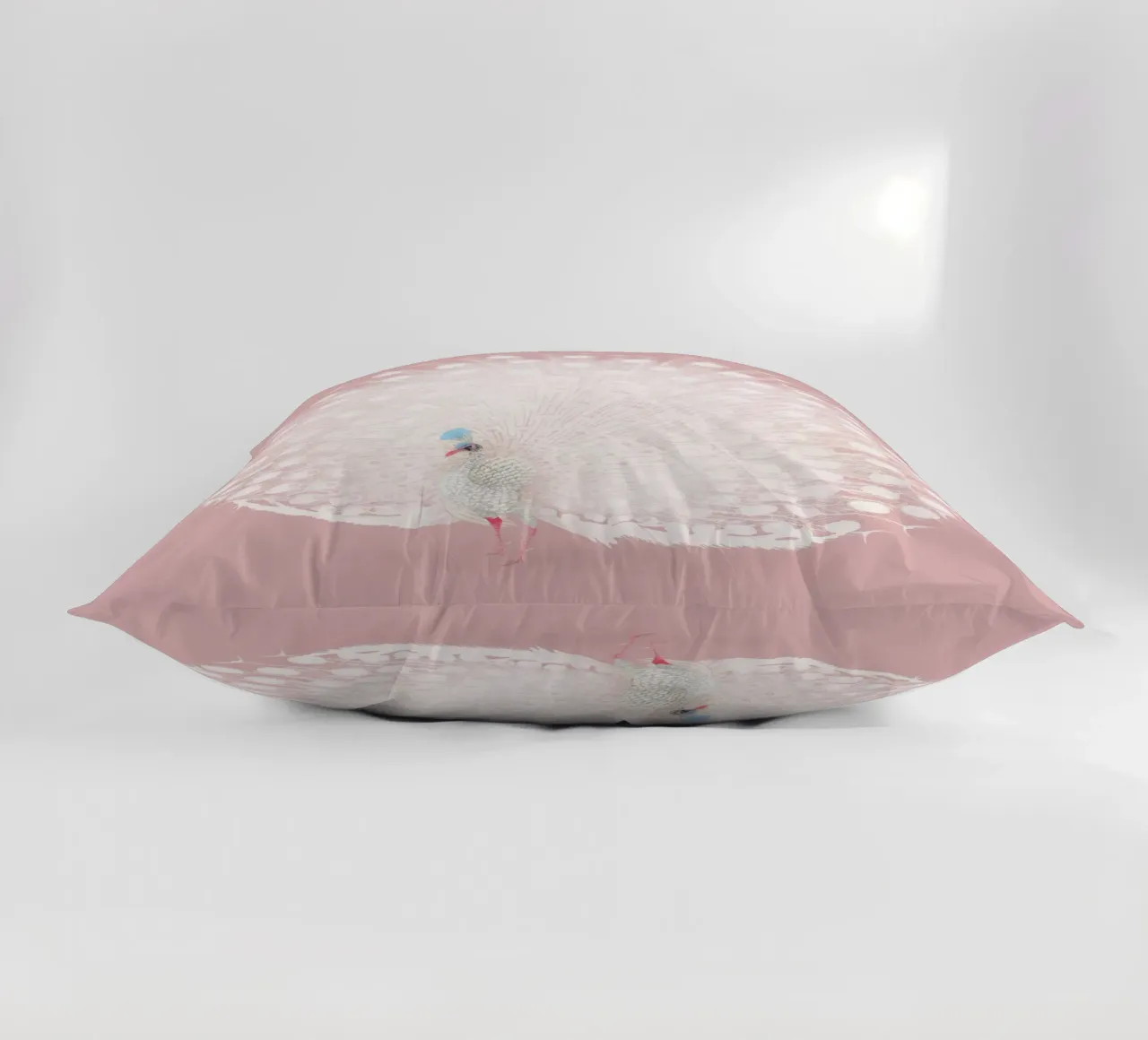 Weißer Pfau Display - Ätherische Pastellrosa Kunstdruck Kissen von NorwesClub