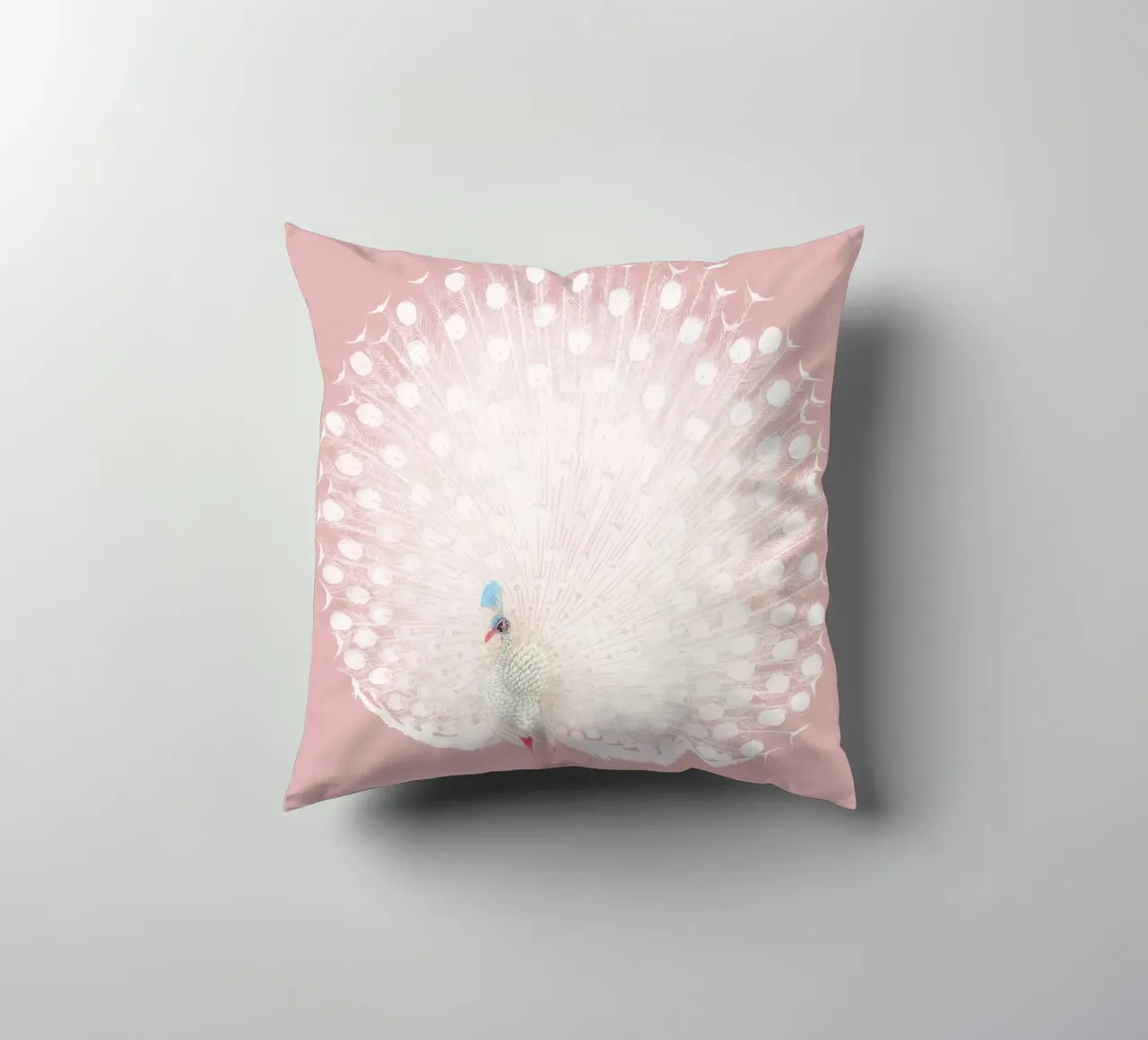 Weißer Pfau Display - Ätherische Pastellrosa Kunstdruck Kissen von NorwesClub