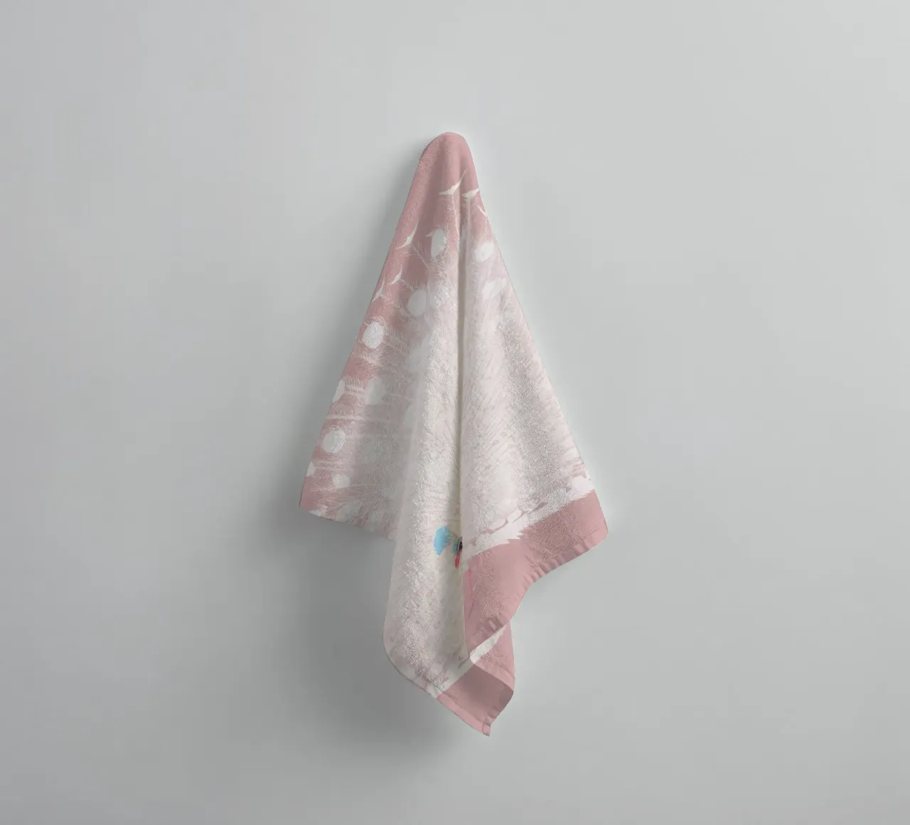 Weißer Pfau Display - Ätherische Pastellrosa Kunstdruck Handtuch von NorwesClub