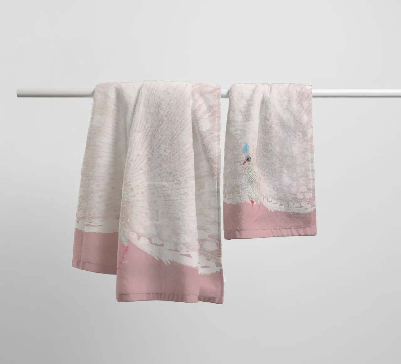 Weißer Pfau Display - Ätherische Pastellrosa Kunstdruck Handtuch von NorwesClub