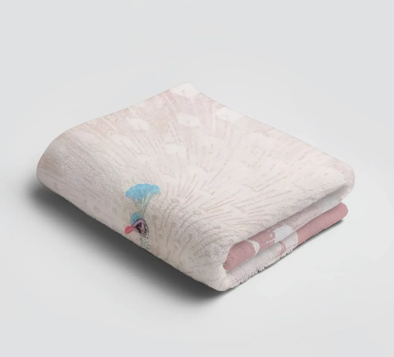 Weißer Pfau Display - Ätherische Pastellrosa Kunstdruck Handtuch von NorwesClub