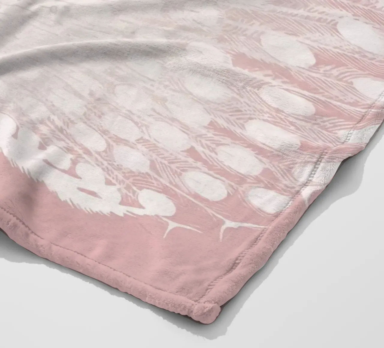 Weißer Pfau Display - Ätherische Pastellrosa Kunstdruck Fleecedecke von NorwesClub