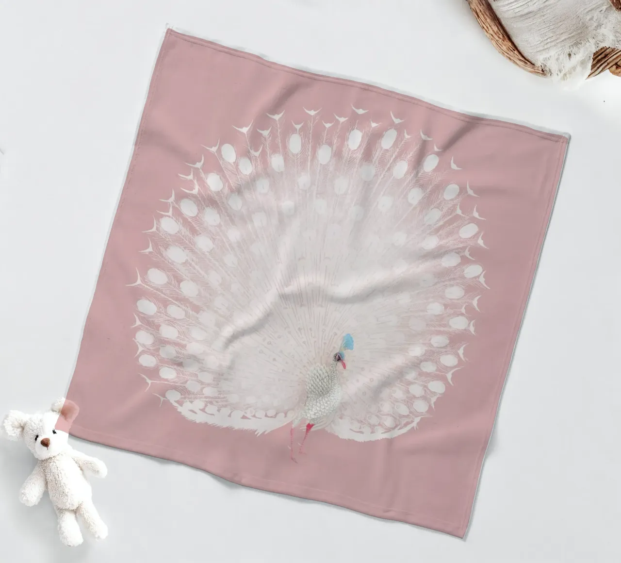 Weißer Pfau Display - Ätherische Pastellrosa Kunstdruck Fleecedecke von NorwesClub