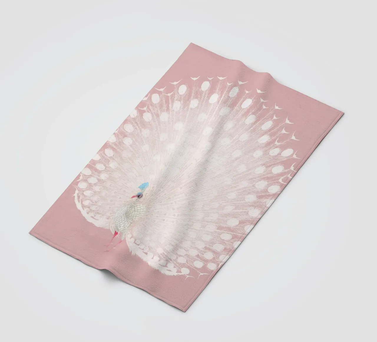 Weißer Pfau Display - Ätherische Pastellrosa Kunstdruck Fleecedecke von NorwesClub