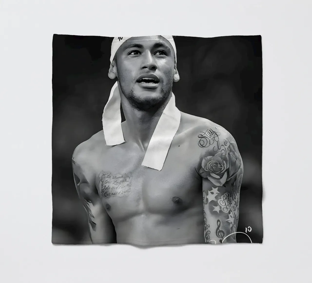 Neymar Jr coperta in pile da mitom