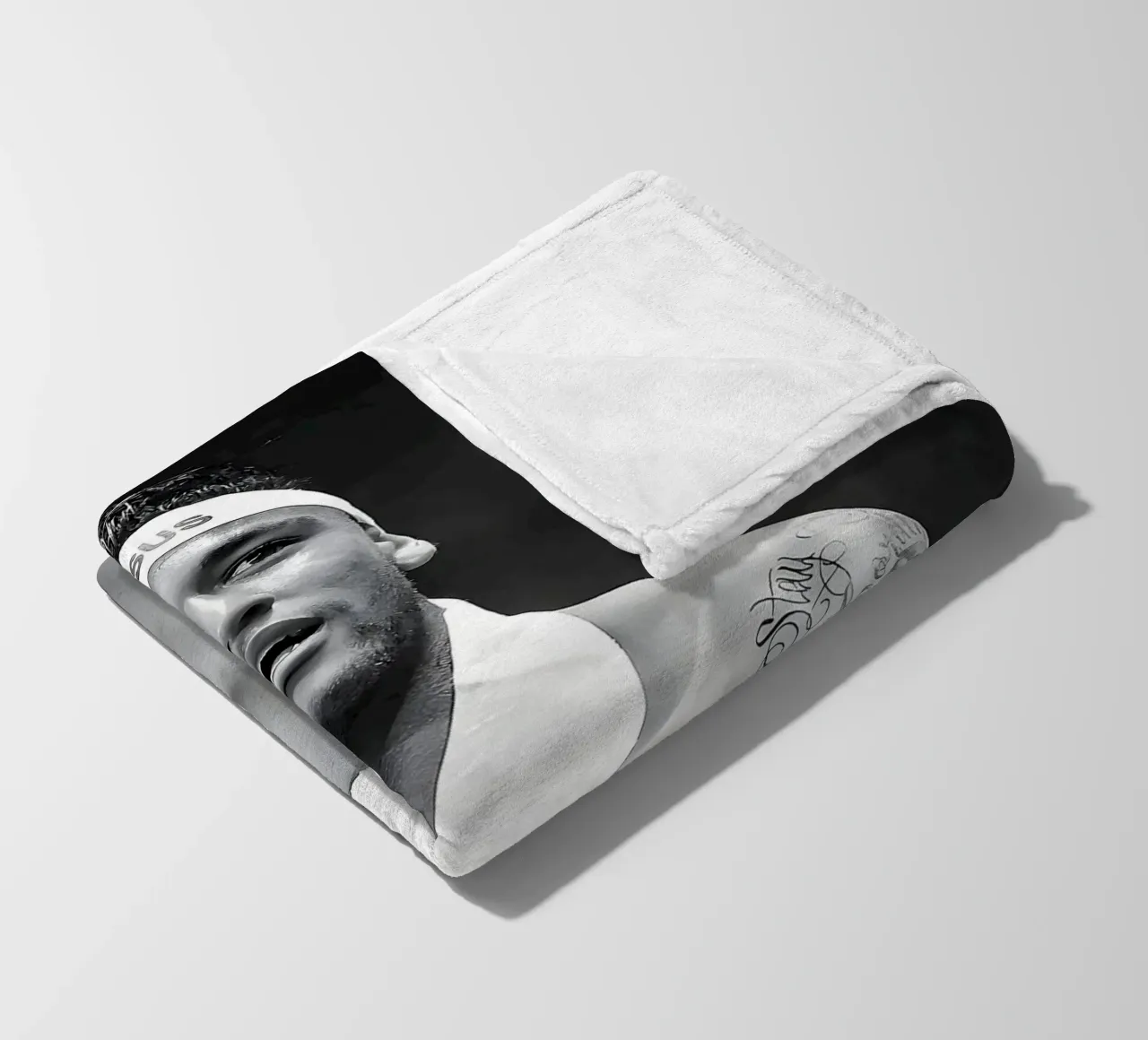 Neymar Jr coperta in pile da mitom