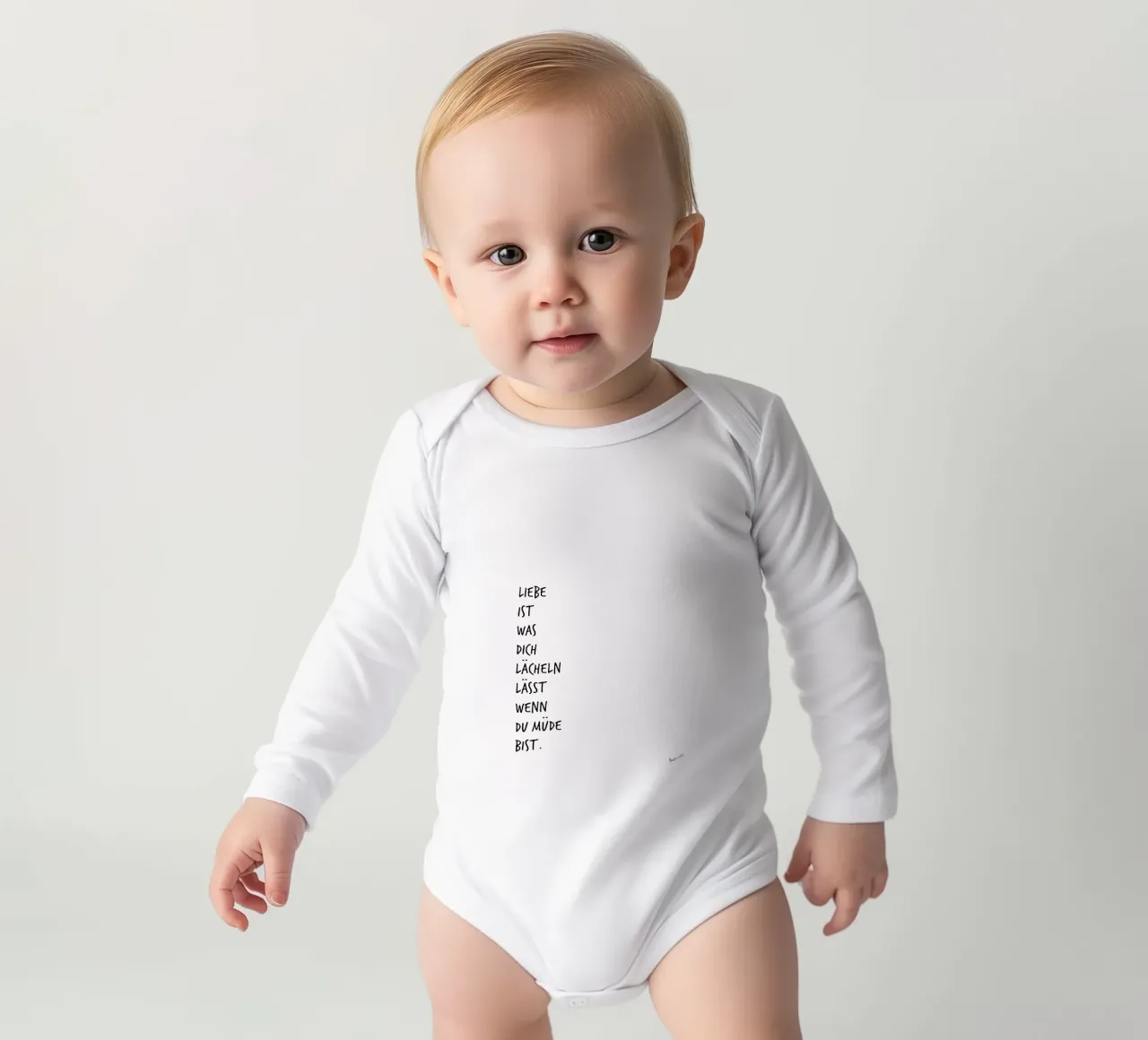 Liebe ist was dich lächeln lässt, wenn du müde bist. Langarm Babybody von FRICKE DESIGN