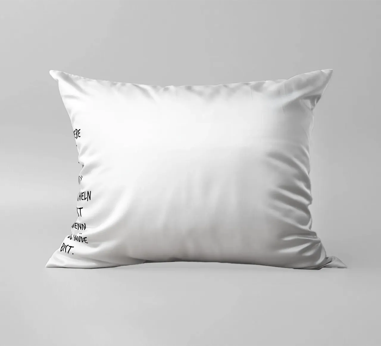 Liebe ist was dich lächeln lässt, wenn du müde bist. cuscino da FRICKE DESIGN