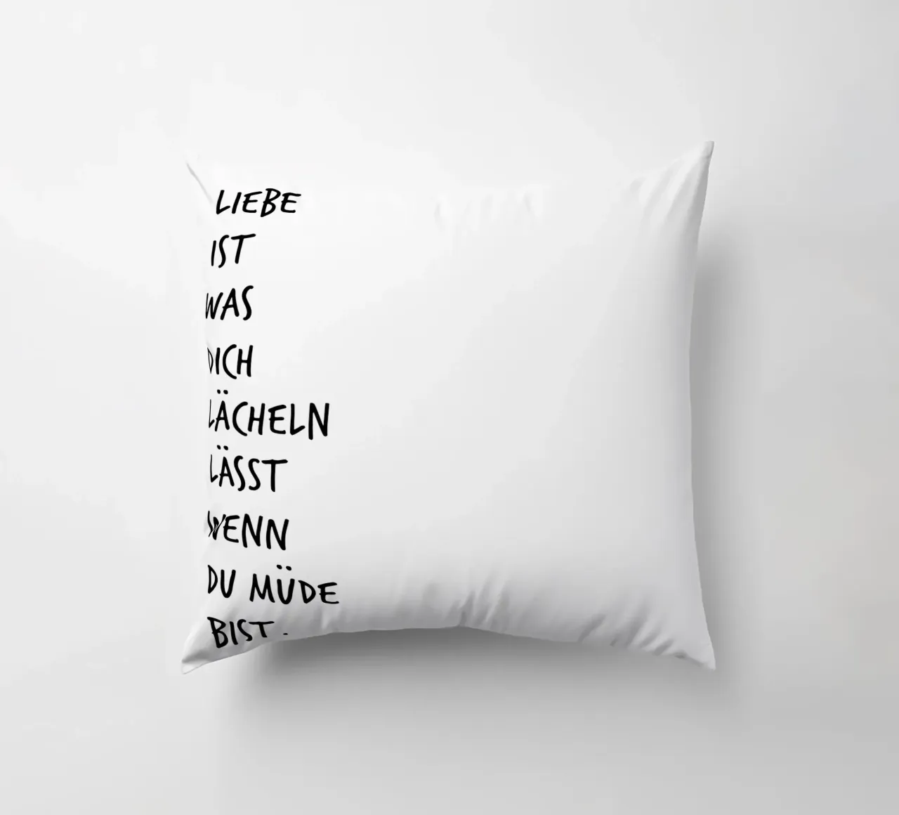 Liebe ist was dich lächeln lässt, wenn du müde bist. cuscino da FRICKE DESIGN