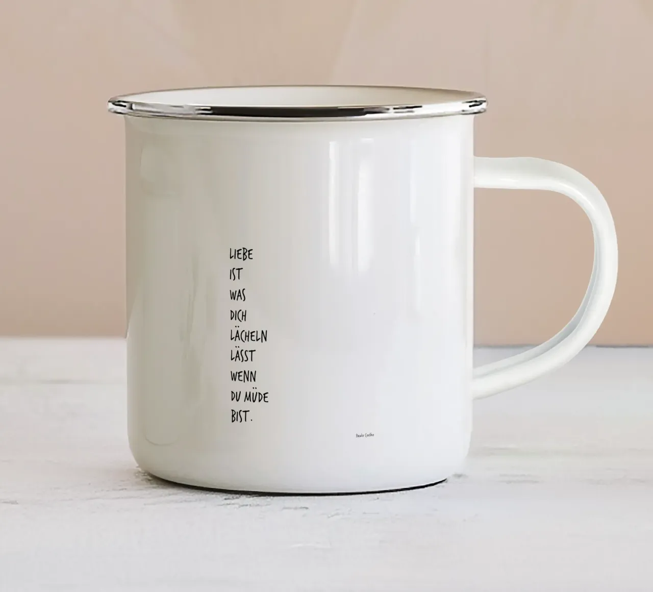 Liebe ist was dich lächeln lässt, wenn du müde bist. tazza in smalto da FRICKE DESIGN